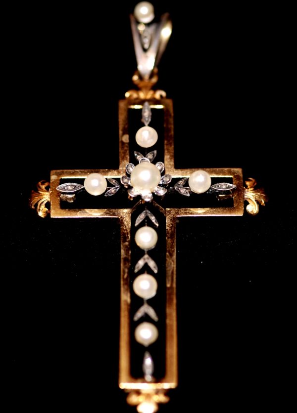 pendentif croix avec perle et feuilles de strass