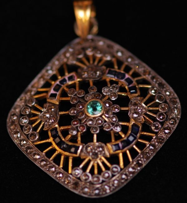 pendentifs forme losange or argent diamants saphirs emeraudes