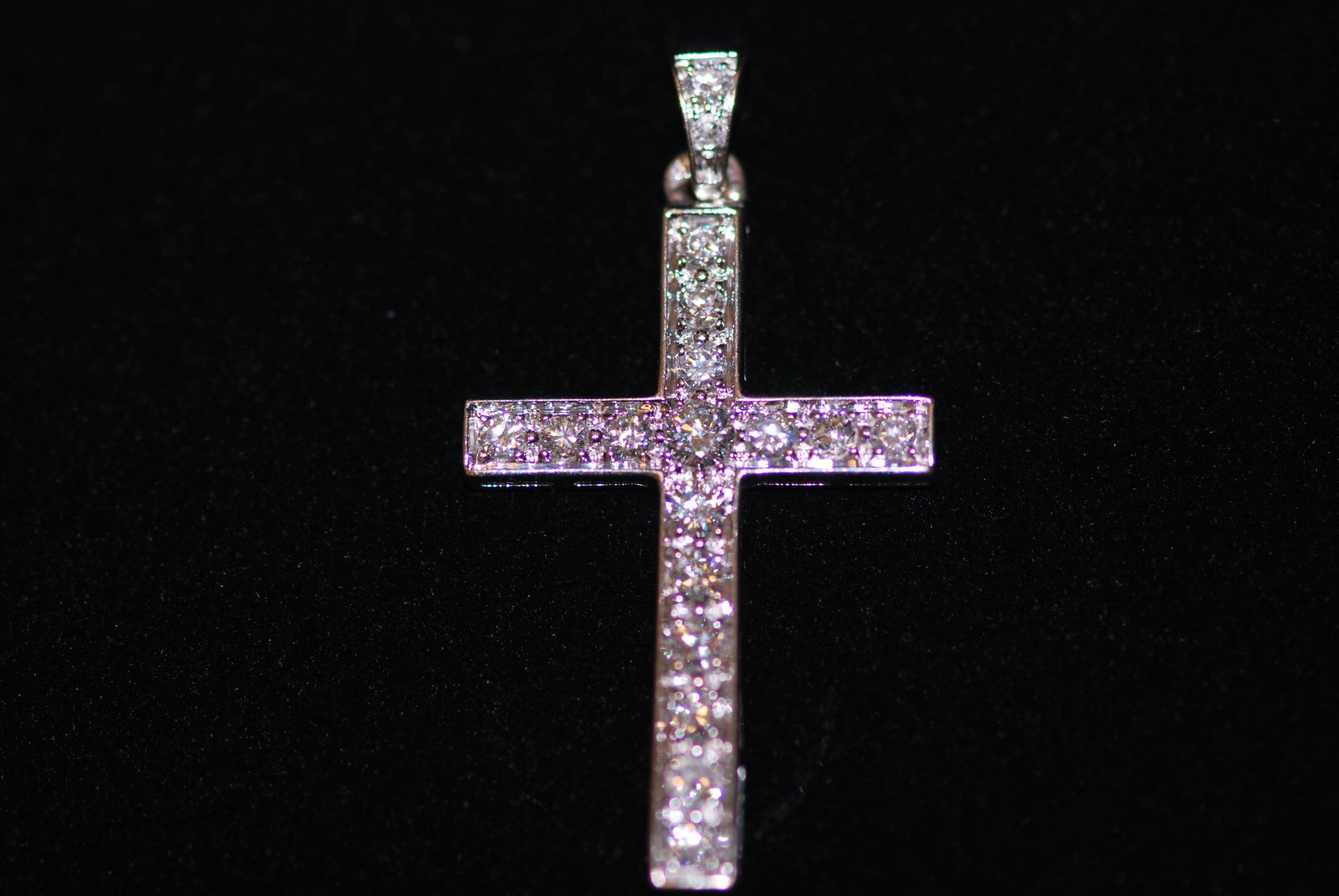 Collier Pendentif Croix En Or Blanc 18 Carats Sertie De Diamants - Neuf Avec étiquettes