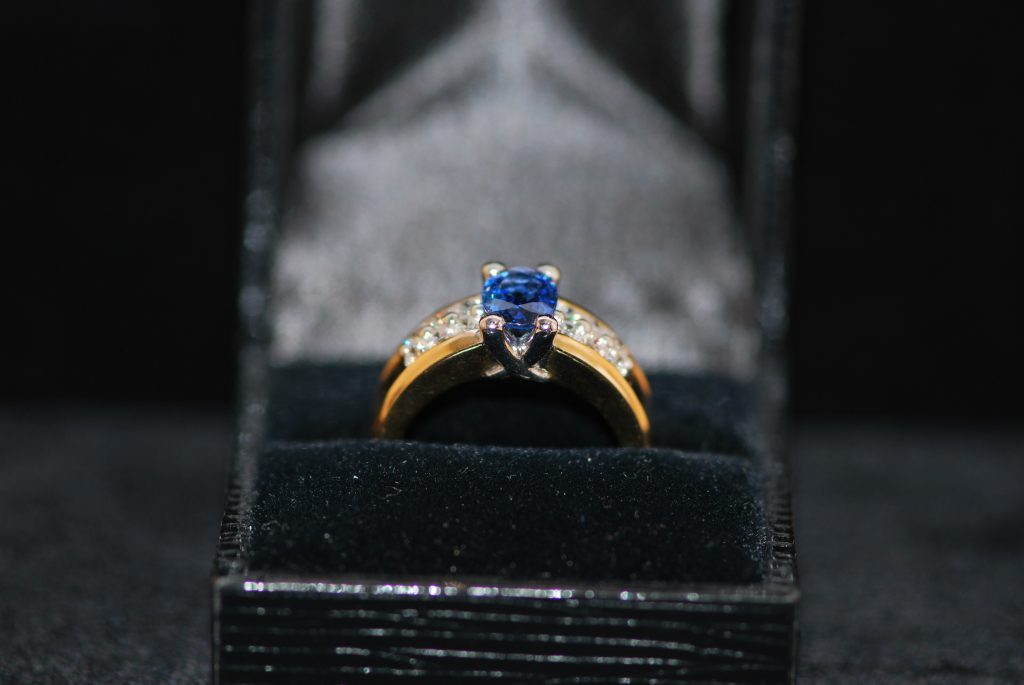 Bague En Or 18 Carats (750/1000) Avec Saphir Et 6 Diamants - Poids 3,08g - Occasion, Poinçon Tête D'aigle