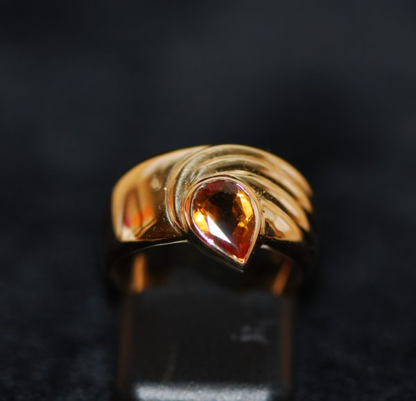 Bague en or ornée d'une citrine forme goutte en serti clos