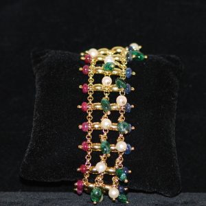 bracelet souple perles blanches, émeraudes, saphirs et rubis