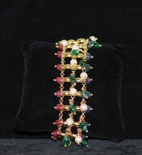 bracelet souple perles blanches, émeraudes, saphirs et rubis