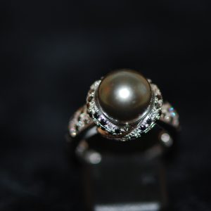 Bague Mauboussin Perle Caviar Mon Amour or blanc diamants et diamants noirs