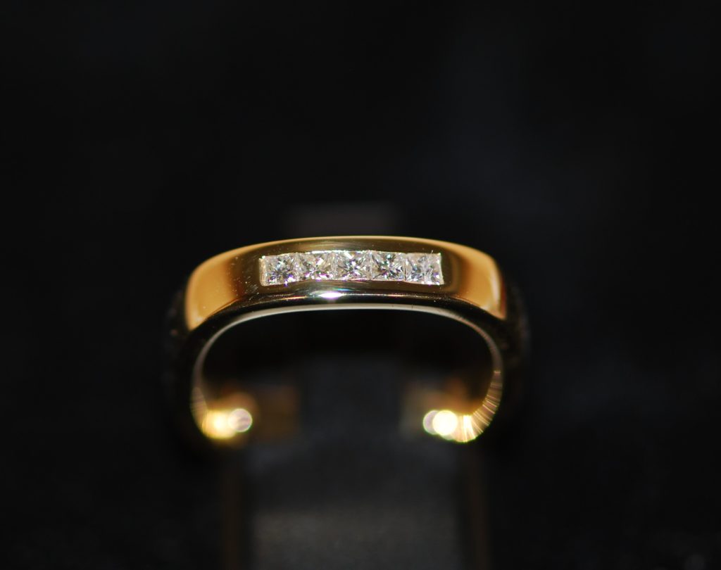 Bague Demie-alliance En Or Jaune Avec 9 Diamants – Poinçon Tête D'Aigle – Occasion